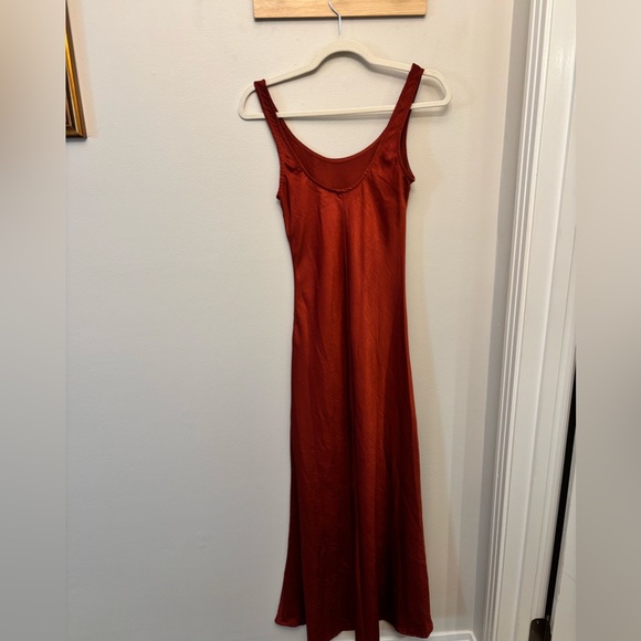 VICI COLLECTION: Silky Red Dress - Picture 4 of 7